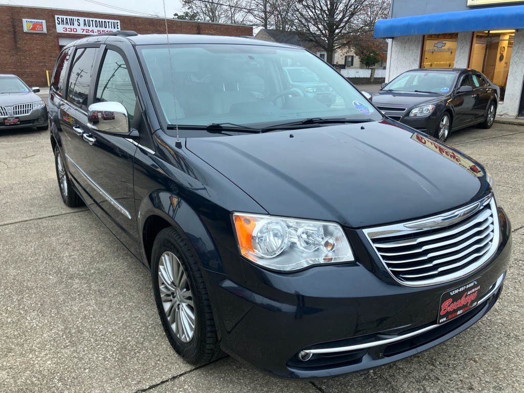 2014 Chrysler Town & Country Image 1