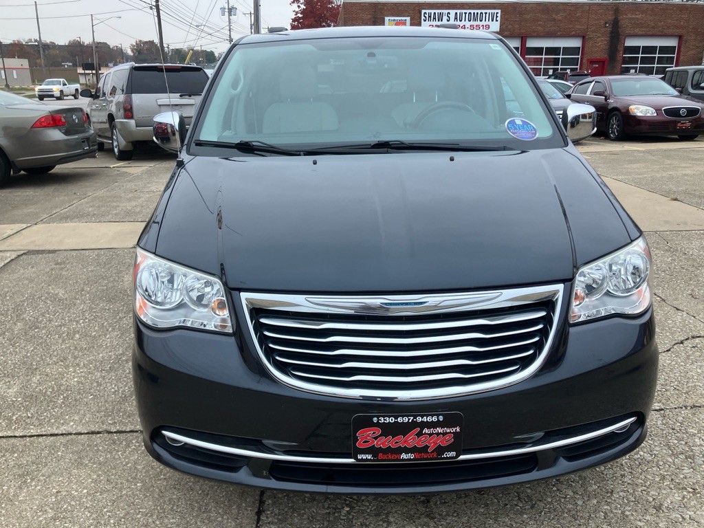 2014 Chrysler Town & Country Image 2