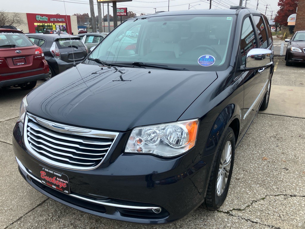 2014 Chrysler Town & Country Image 3