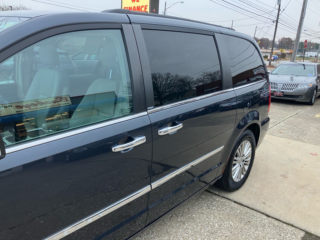 2014 Chrysler Town & Country Image 4