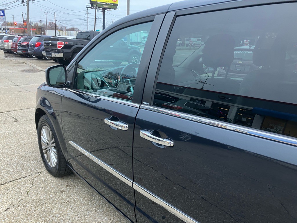 2014 Chrysler Town & Country Image 5