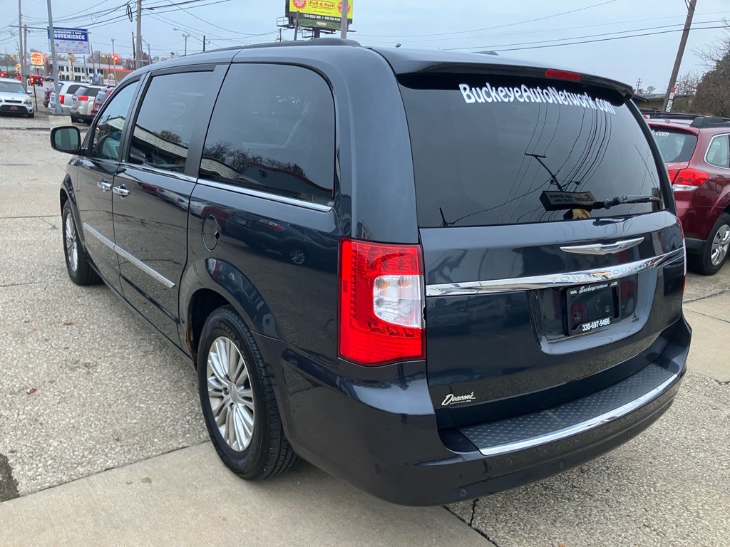 2014 Chrysler Town & Country Image 6