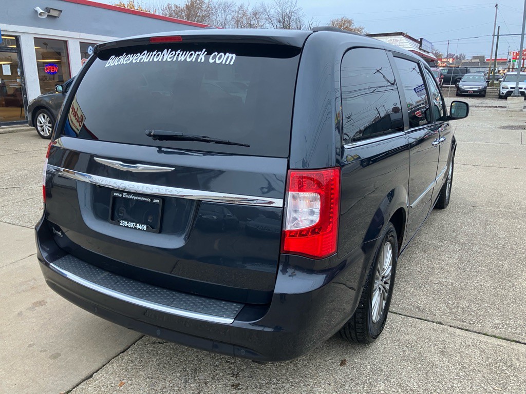 2014 Chrysler Town & Country Image 8