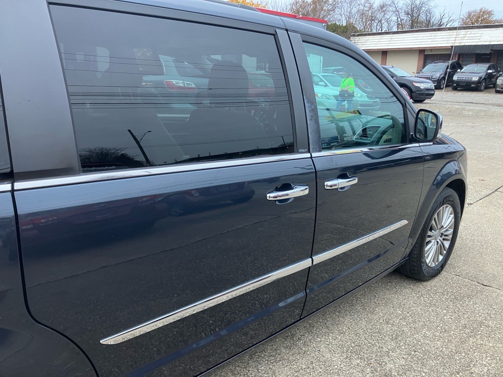 2014 Chrysler Town & Country Image 9