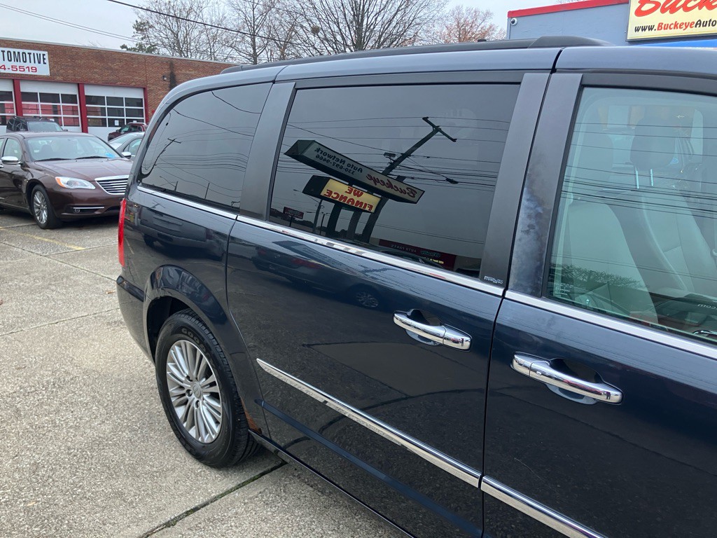 2014 Chrysler Town & Country Image 10