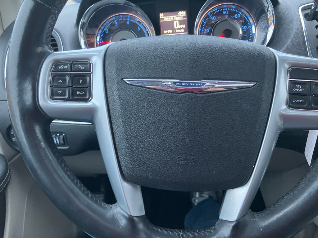 2014 Chrysler Town & Country Image 14