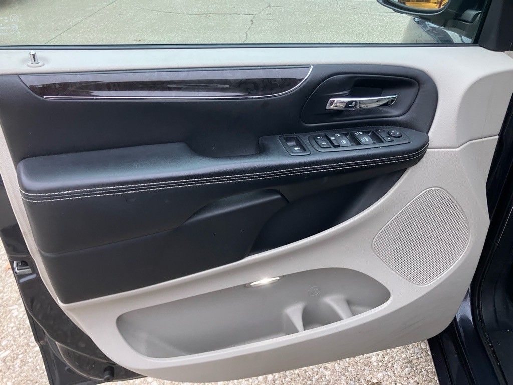 2014 Chrysler Town & Country Image 17