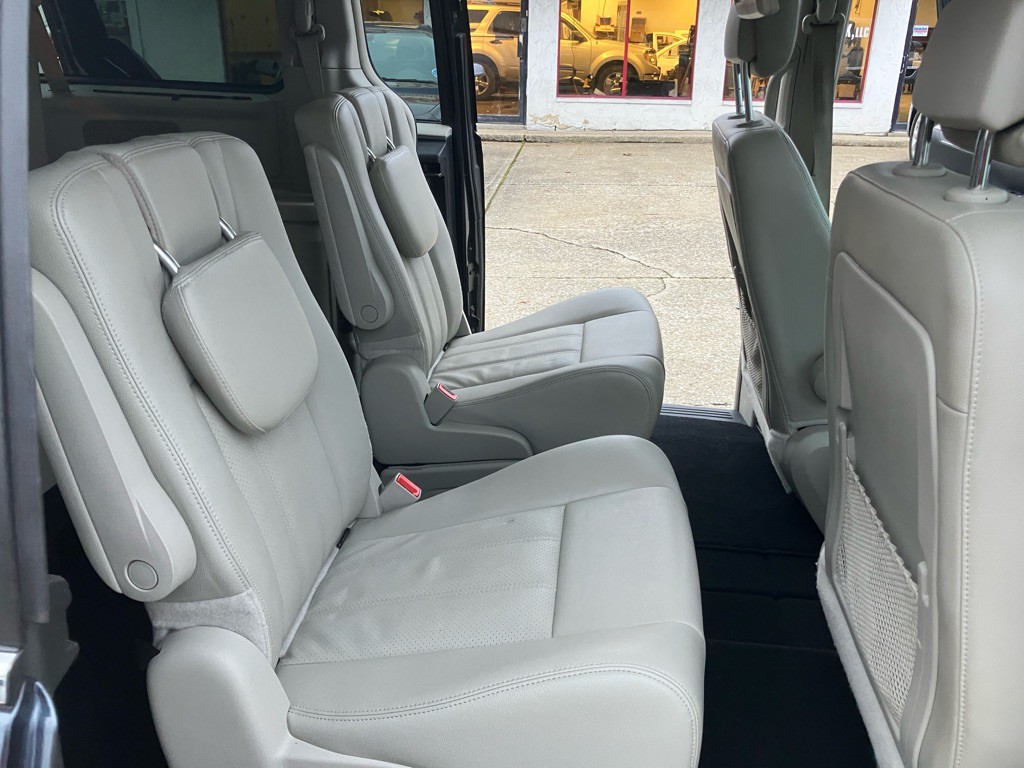 2014 Chrysler Town & Country Image 21