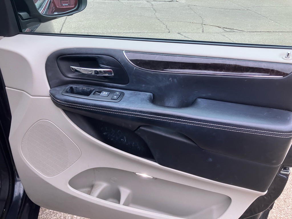 2014 Chrysler Town & Country Image 23