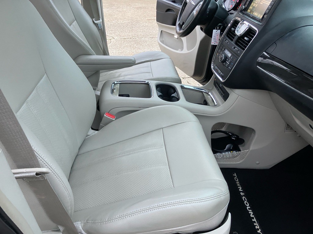 2014 Chrysler Town & Country Image 24