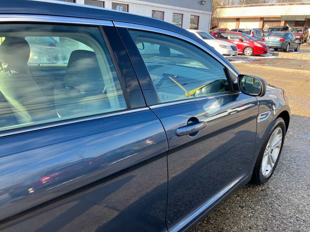 2018 Ford Taurus Image 9