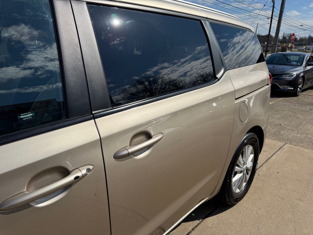 2017 Kia Sedona Image 4