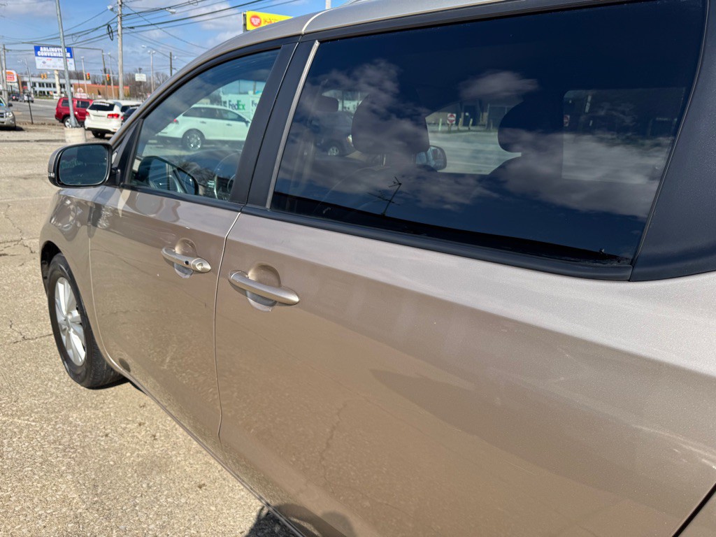 2017 Kia Sedona Image 5