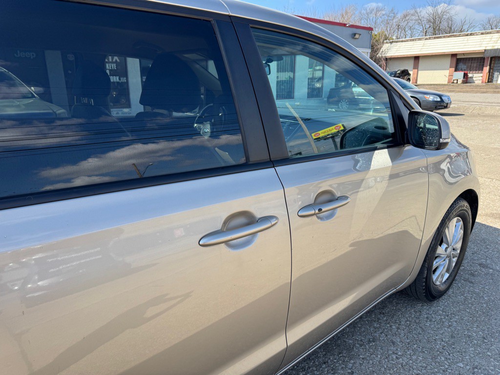 2017 Kia Sedona Image 9
