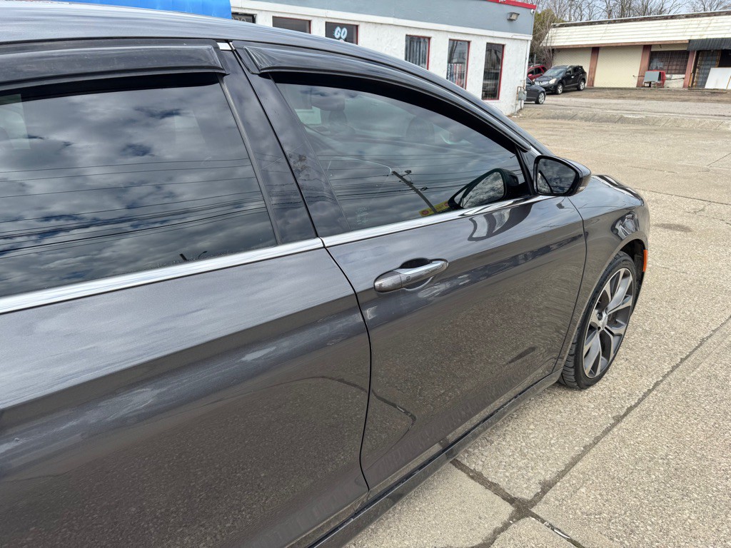 2015 Chrysler 200 Image 9