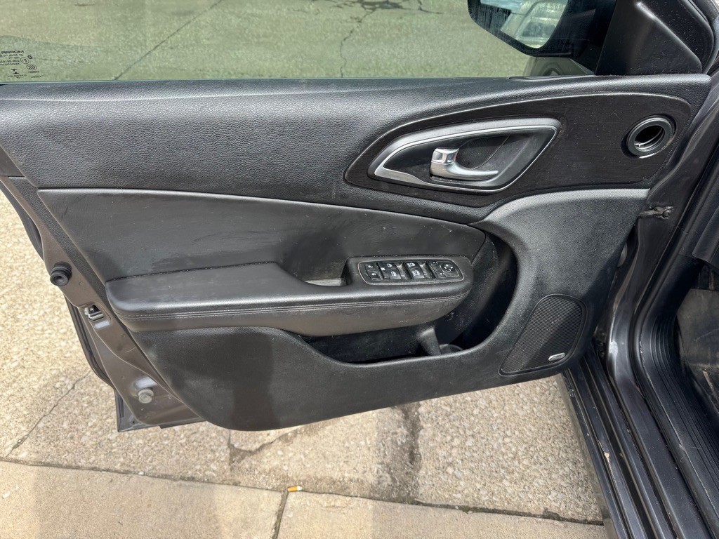 2015 Chrysler 200 Image 16