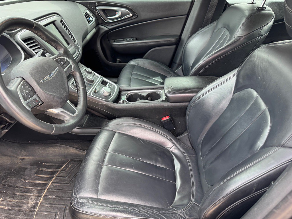 2015 Chrysler 200 Image 17