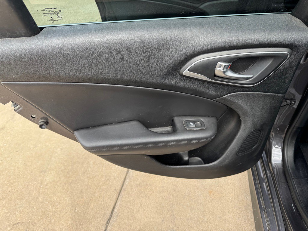2015 Chrysler 200 Image 18