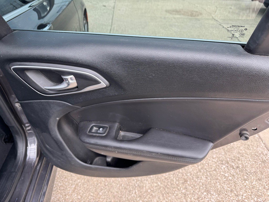 2015 Chrysler 200 Image 20