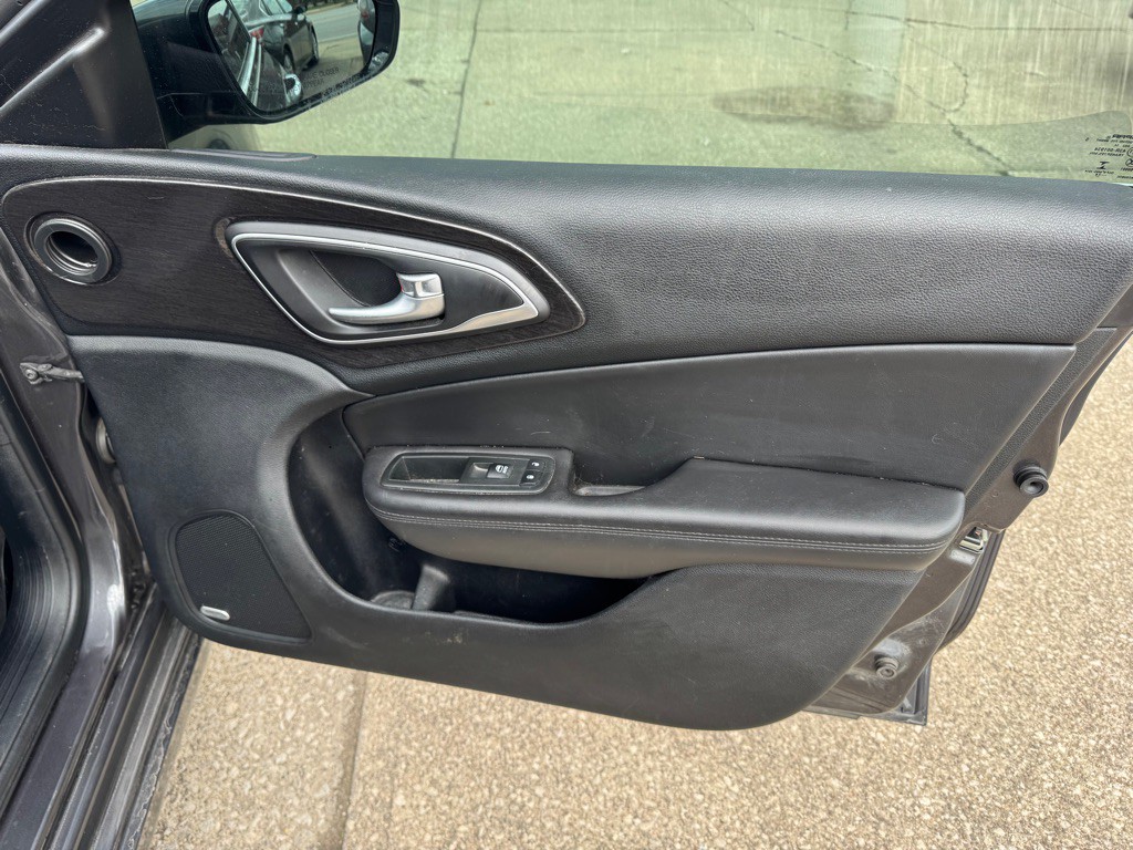 2015 Chrysler 200 Image 22