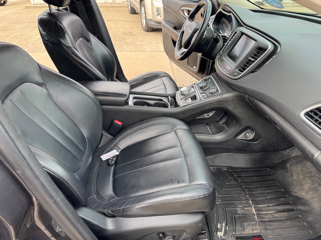 2015 Chrysler 200 Image 23