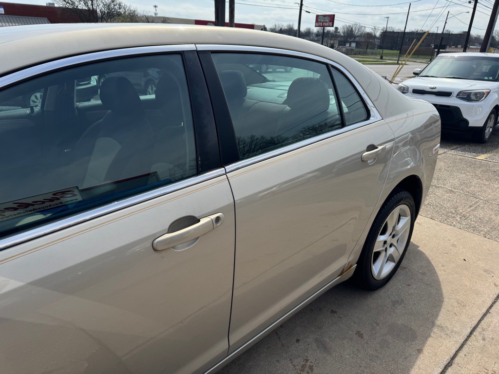 2011 Chevrolet Malibu Image 4