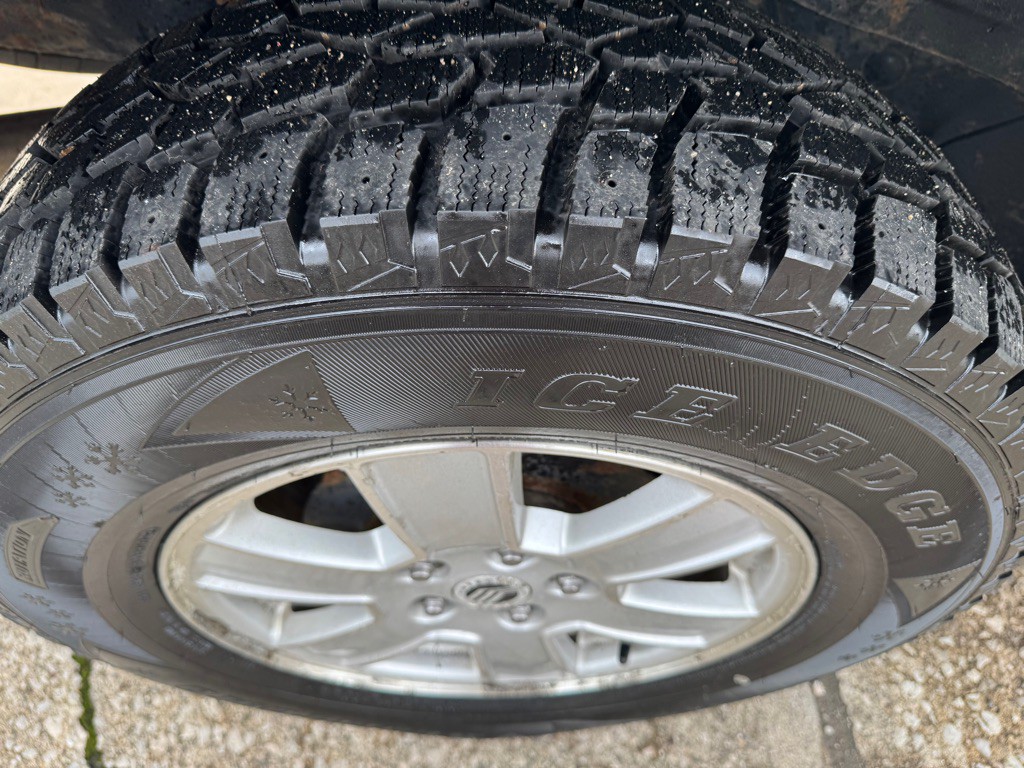 2010 Mercury Mariner Image 11