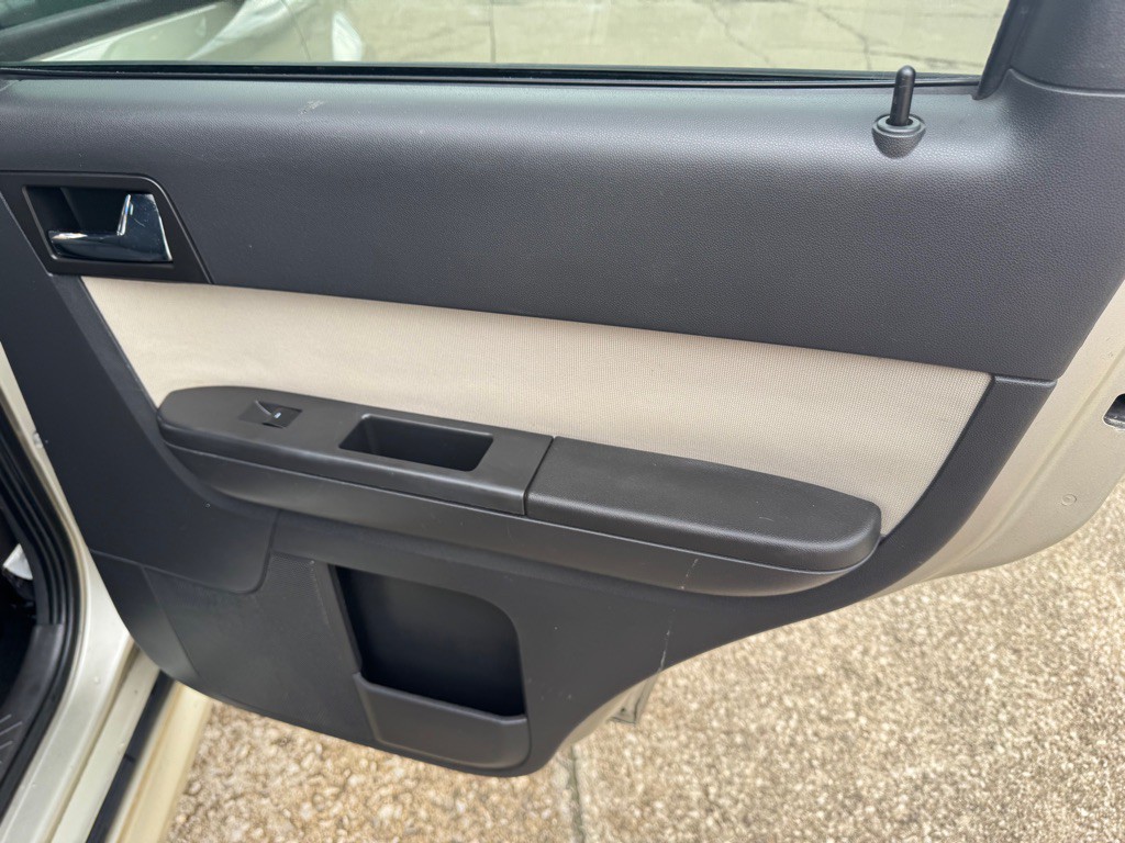 2010 Mercury Mariner Image 20