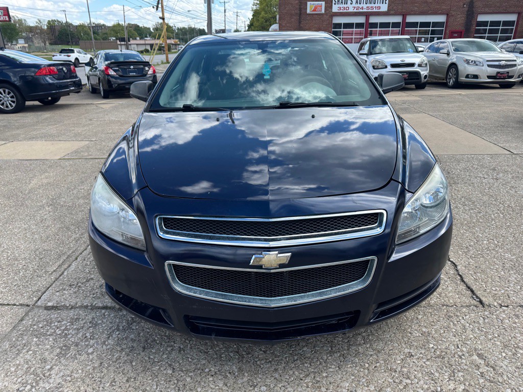 2011 Chevrolet Malibu Image 2