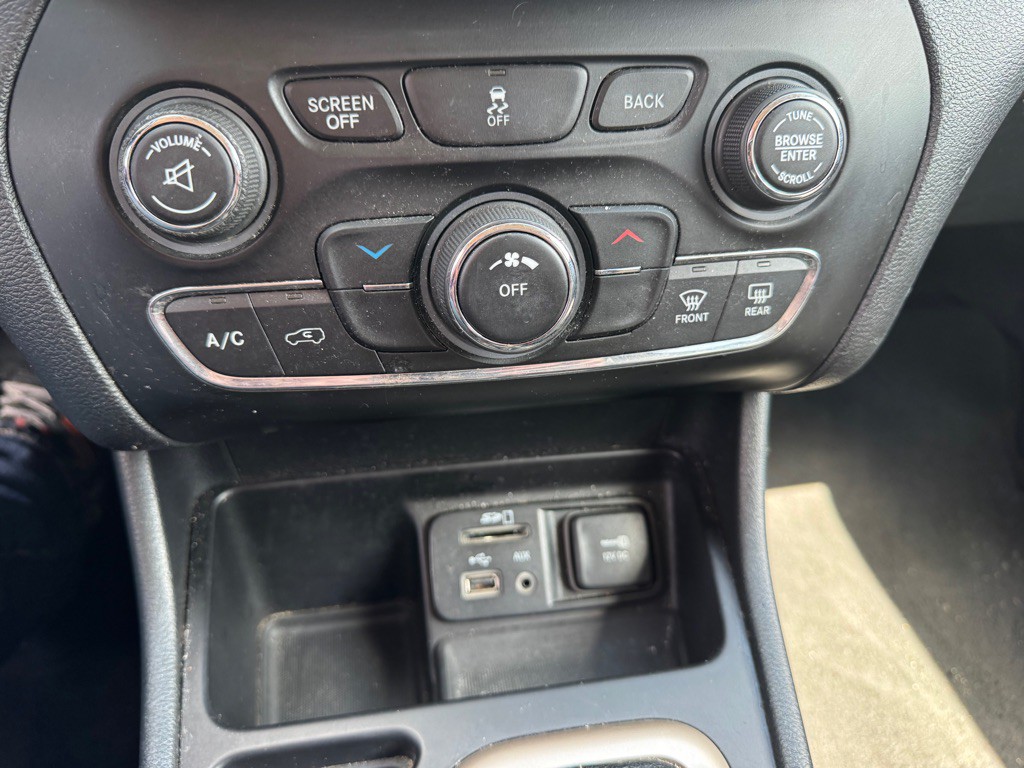 2016 Jeep Cherokee Image 17