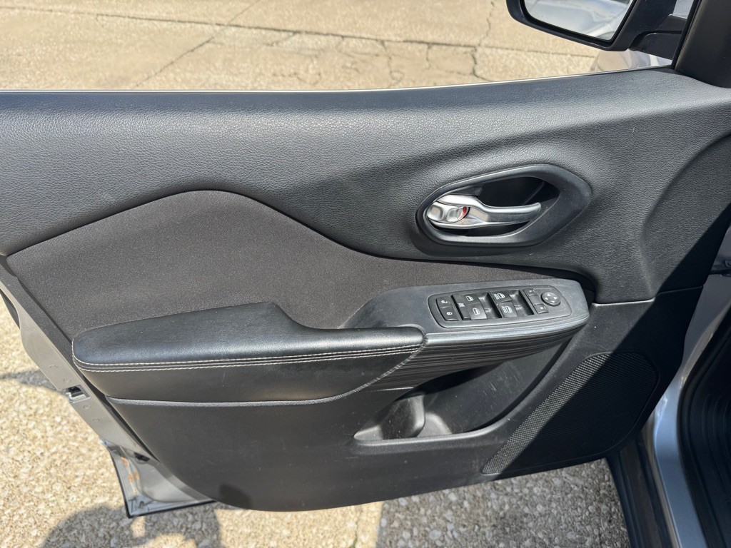 2016 Jeep Cherokee Image 18