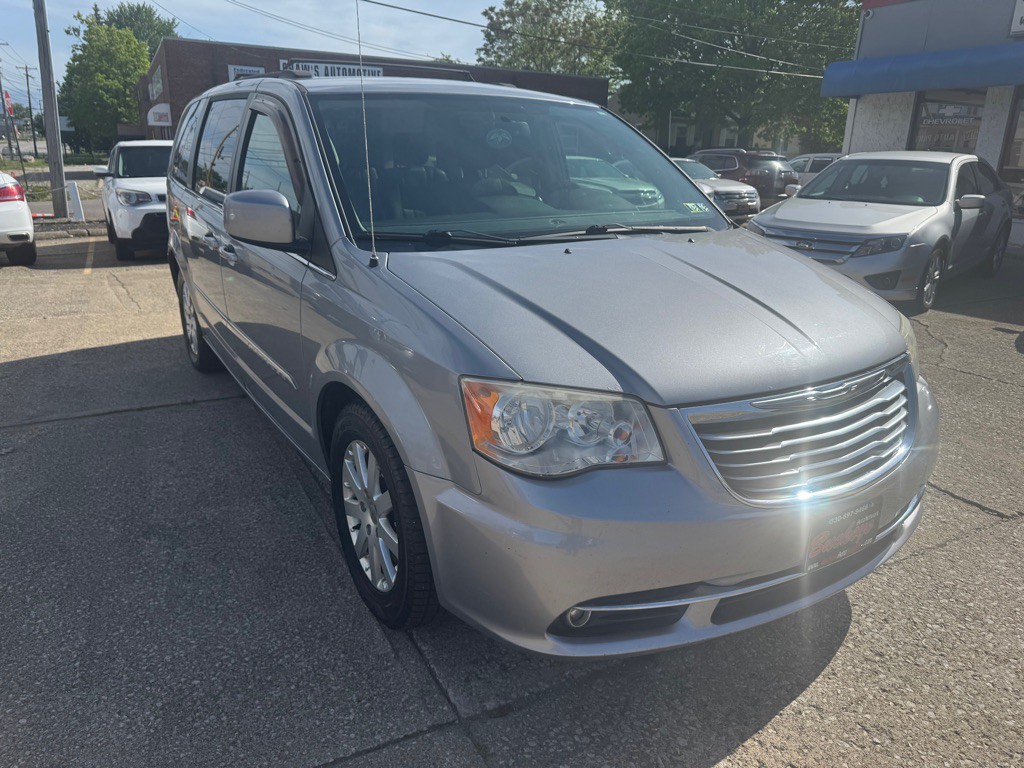 2014 Chrysler Town & Country Image 1