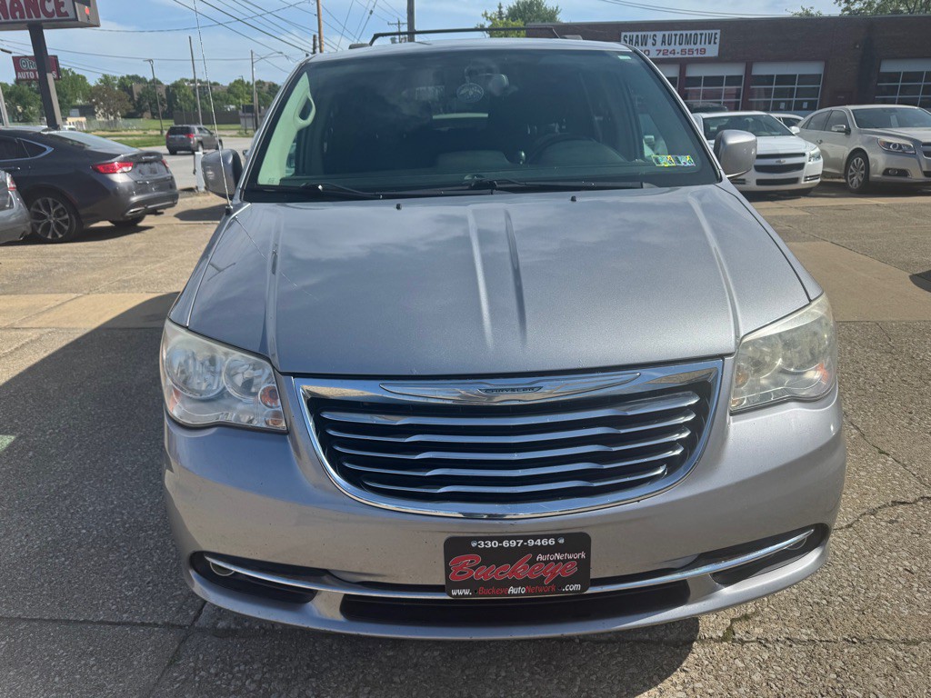2014 Chrysler Town & Country Image 2