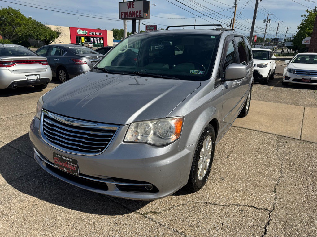 2014 Chrysler Town & Country Image 3