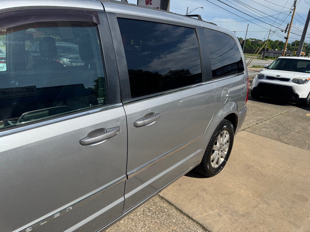 2014 Chrysler Town & Country Image 4
