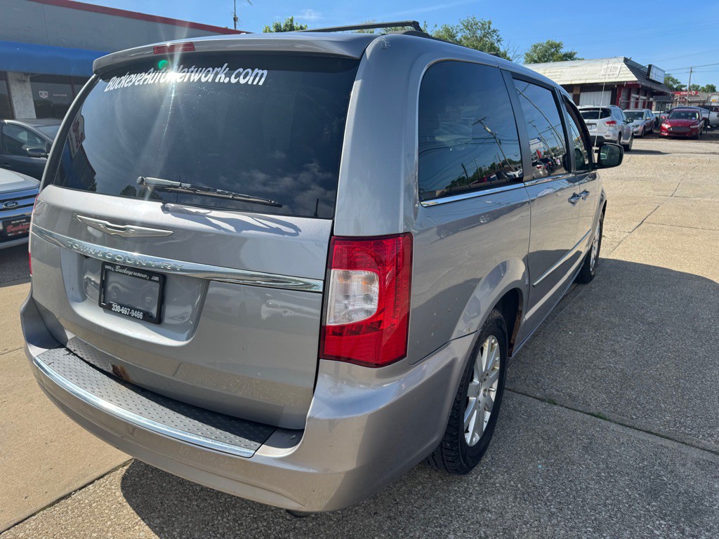 2014 Chrysler Town & Country Image 8