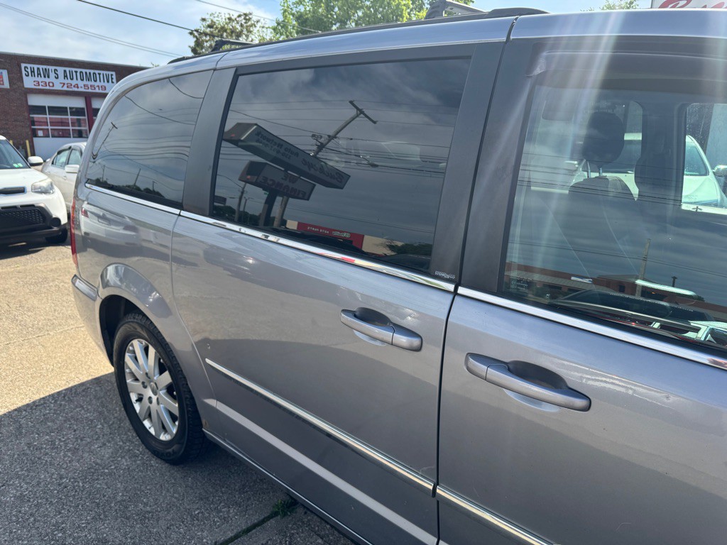 2014 Chrysler Town & Country Image 10