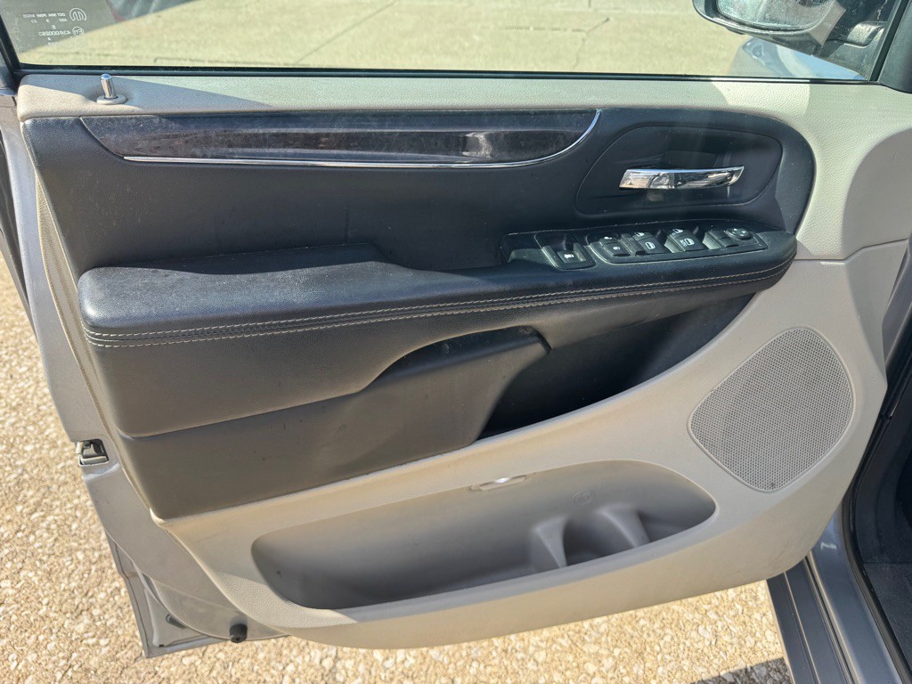 2014 Chrysler Town & Country Image 16