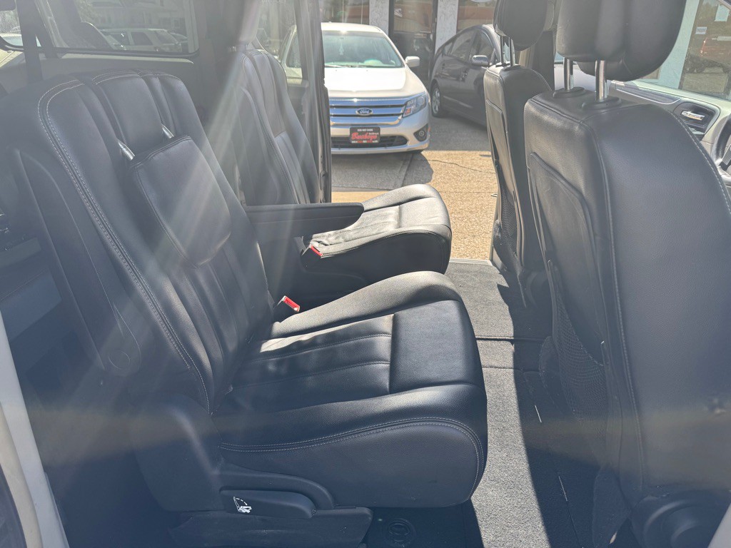 2014 Chrysler Town & Country Image 21