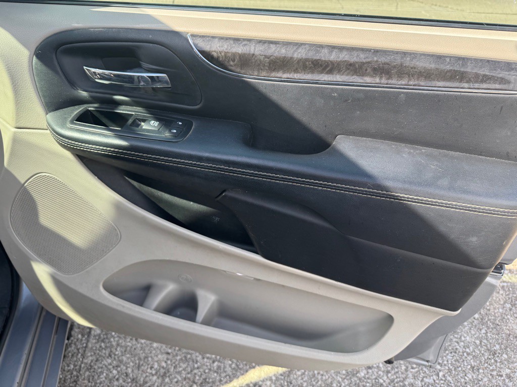 2014 Chrysler Town & Country Image 23