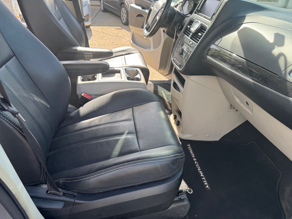 2014 Chrysler Town & Country Image 24