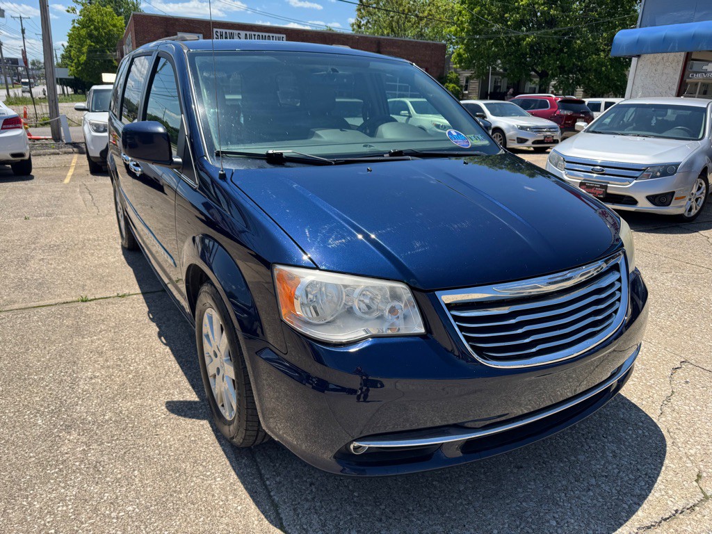 2015 Chrysler Town & Country Image 1