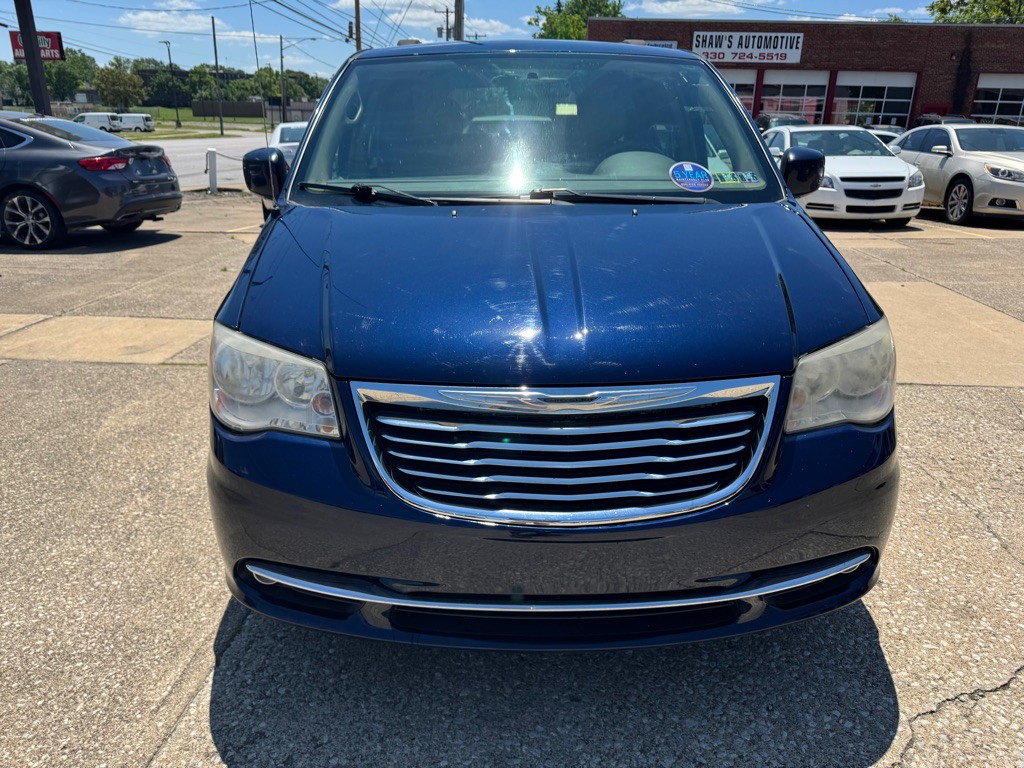 2015 Chrysler Town & Country Image 2