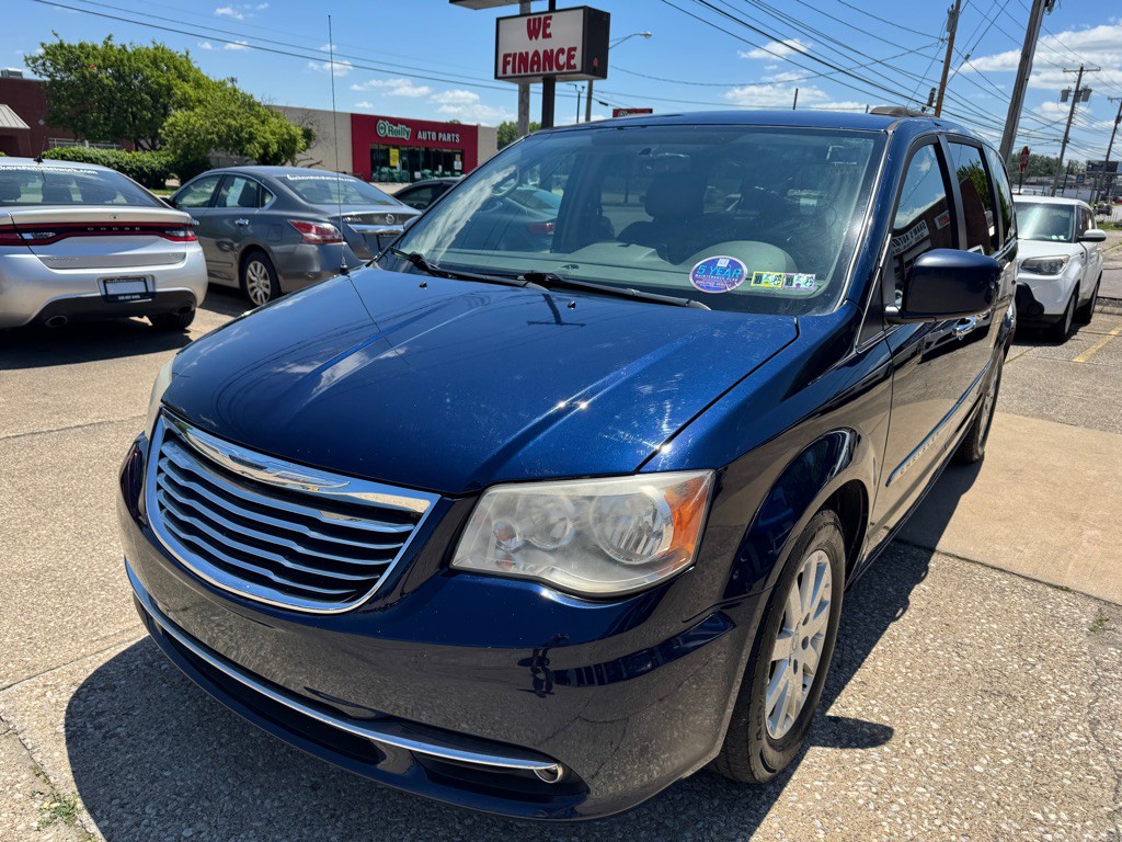 2015 Chrysler Town & Country Image 3