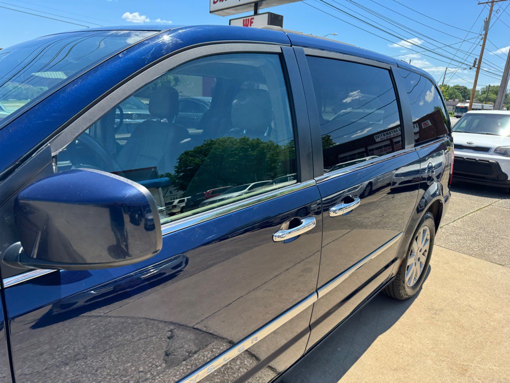 2015 Chrysler Town & Country Image 4