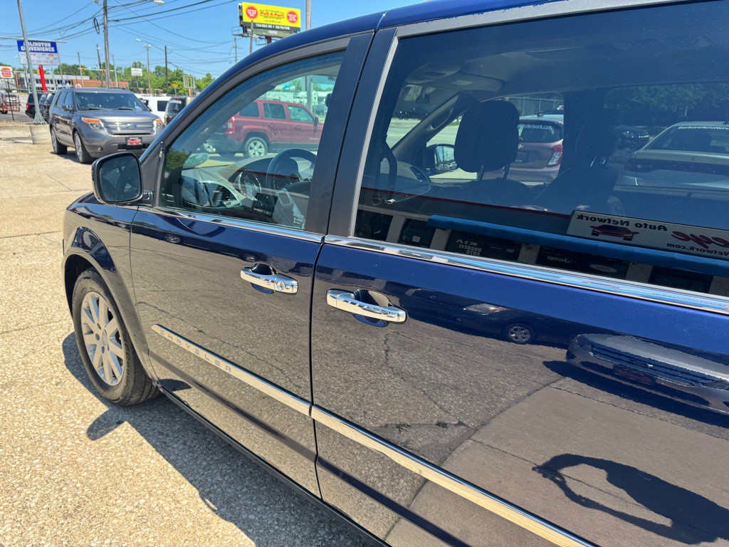 2015 Chrysler Town & Country Image 5