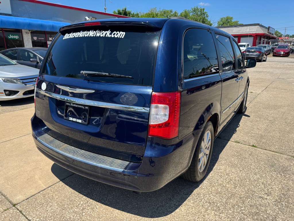 2015 Chrysler Town & Country Image 8