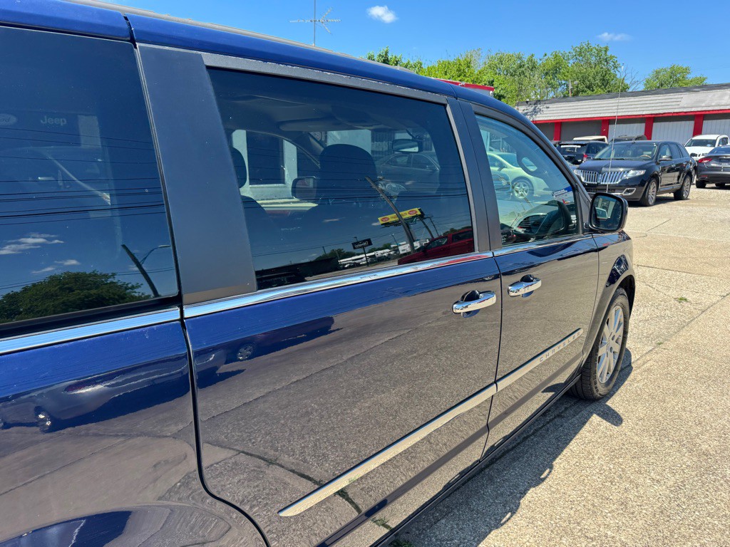 2015 Chrysler Town & Country Image 9