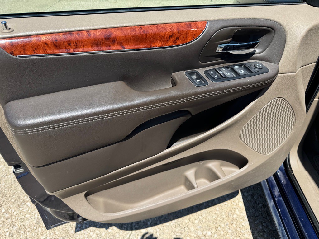 2015 Chrysler Town & Country Image 16