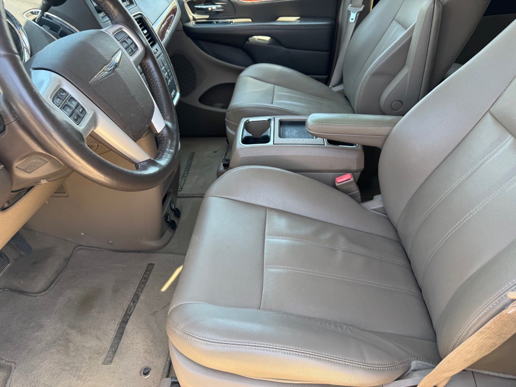 2015 Chrysler Town & Country Image 17